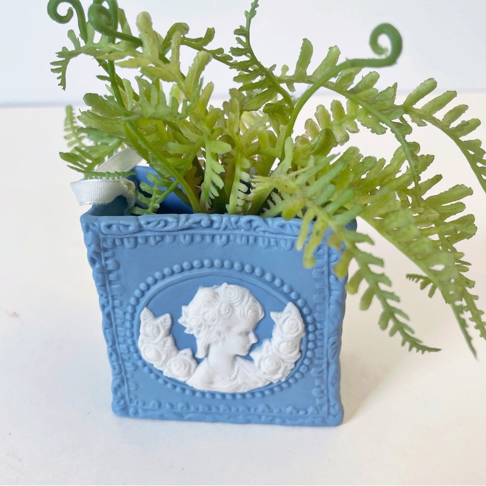 Blue Jasperware White Cameo Vase with Ribbon Handle Ornate Victorian Decor - Picture 8 of 8